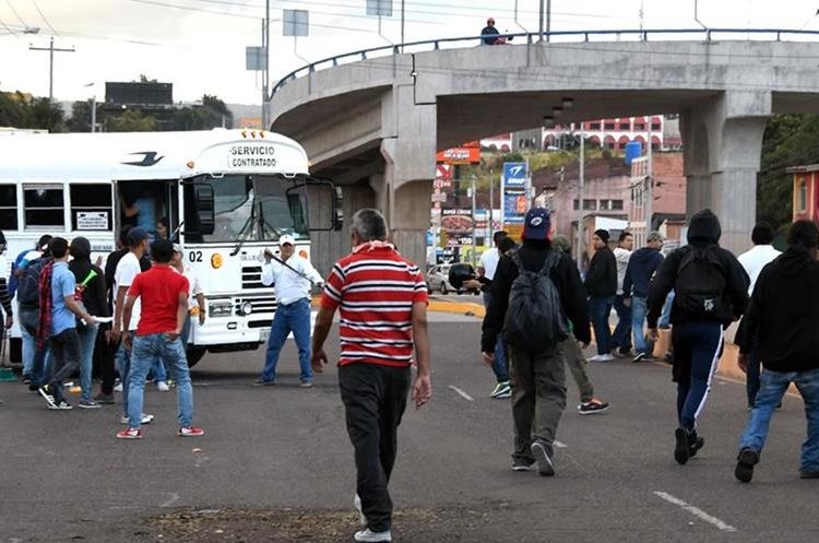 Protestas bloquean las calles en Tegucigalpa. (foto Prensa Libre: AFP)
