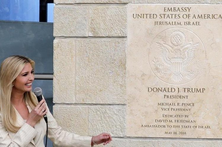 Ivanka Trump develó la placa conmemorativa de la nueva embajada. EPA
