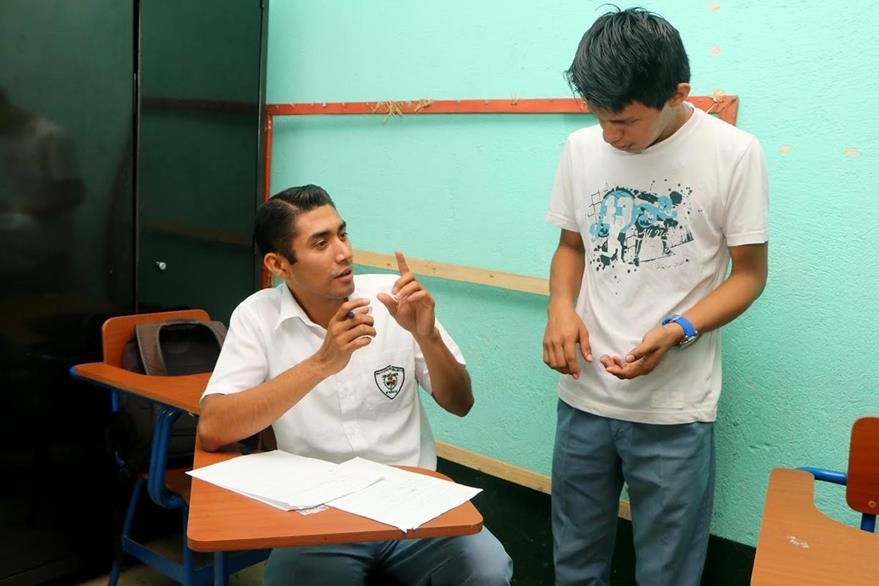 Un compañero de clase de Esvin Morales, en Retalhuleu, se comunica por medio de señas.(Foto Prensa Libre: Rolando Miranda)