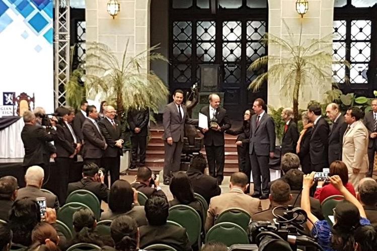 Los jueces de la CorteIDH reciben la condecoración por parte del presidente, Jimmy Morales. (Foto Prensa Libre: Carlos Álvarez)