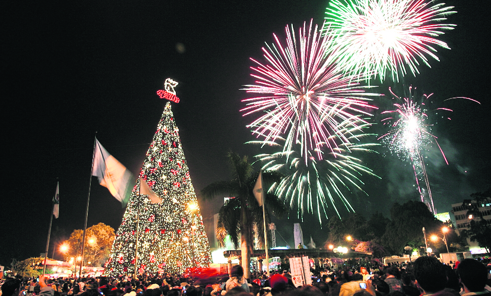 Árbol Gallo arranca festejo navideño en la capital