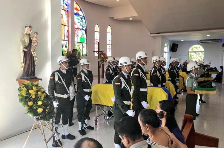 Algunos de los agentes caídos en Colombia reciben honras fúnebres. (Foto Prensa Libre: Twitter Jorge Nieto)