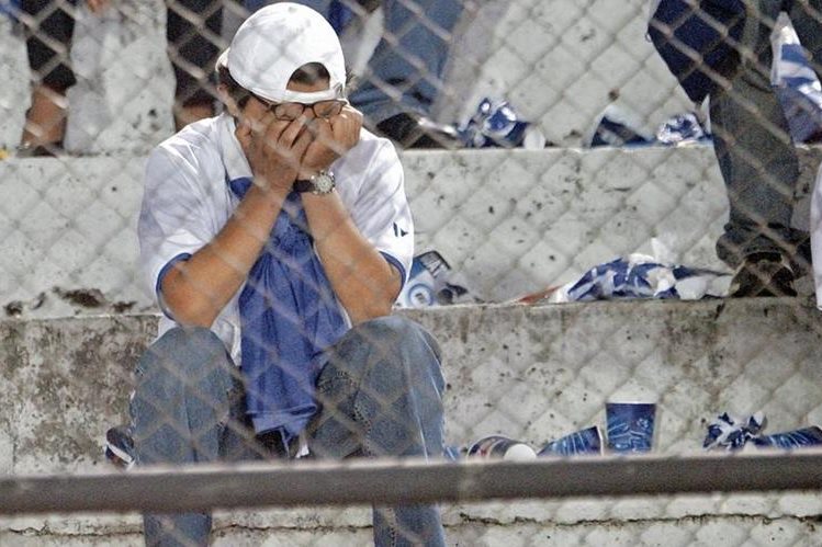 La afición guatemalteca al futbol esperan una solución a la suspensión de la Fifa. (Foto Hemeroteca PL).