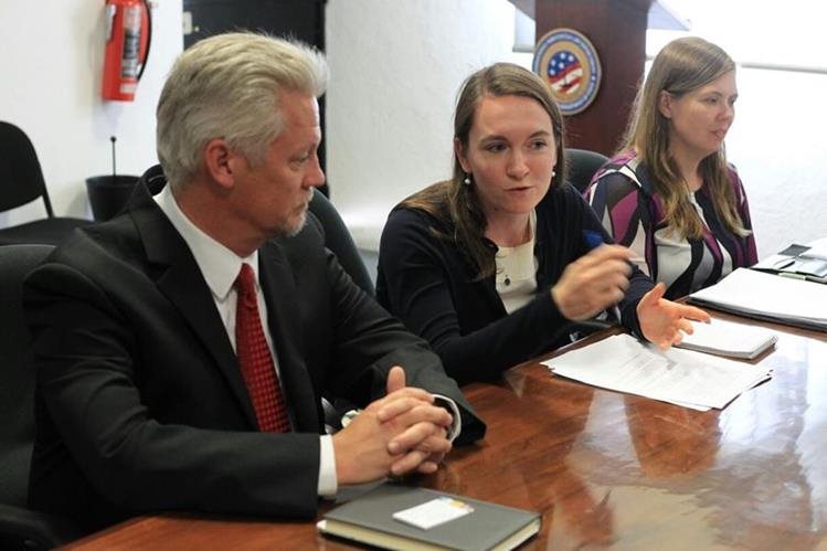 John Hicks, Briana Jones, y Kristen Smith, de la Embajada de EE. UU. en Guatemala, informan acerca del procedimiento para obtener visas. (Foto Prensa Libre: Esbin García)