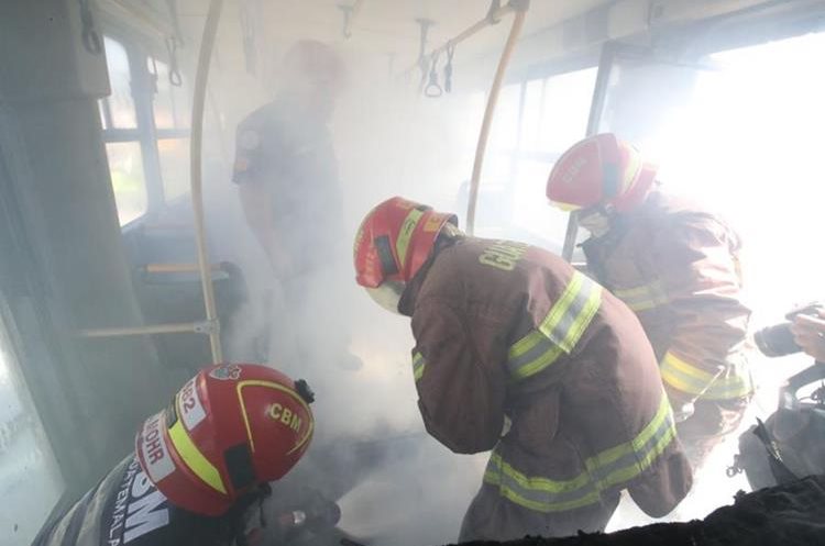 Al menos tres personas con heridas fueron trasladadas a un hospital. (Foto Prensa Libre: Paulo Raquec)