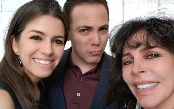 Cristian Castro junto a su ahora exesposa, Carolina Urbán, y su madre, Verónica Castro. (Foto Prensa Libre: Instagram)