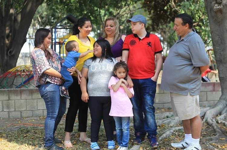 La familia Fernández Ramírez lucha cada día por brindarle un mejor futuro a Tony. (Foto Prensa Libre: Esbin García)