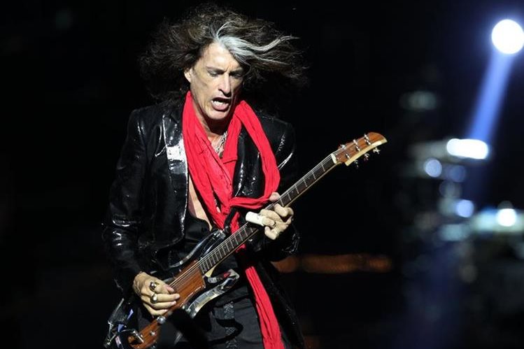 Guitarrista de Aerosmith se desvanece en concierto  El guitarrista de la banda de rock Aerosmith 