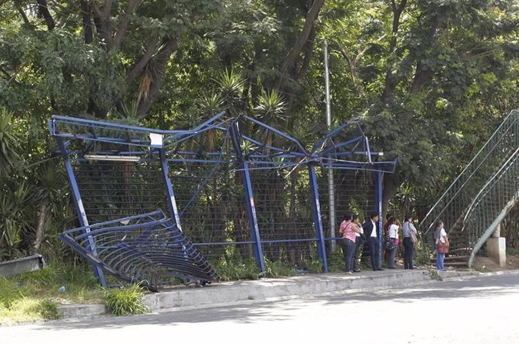 El sistema de Transurbano ha mostrado varias deficiencias, una de ellas es la falta de reparación de las paradas. (Foto Prensa Libre: Hemeroteca)