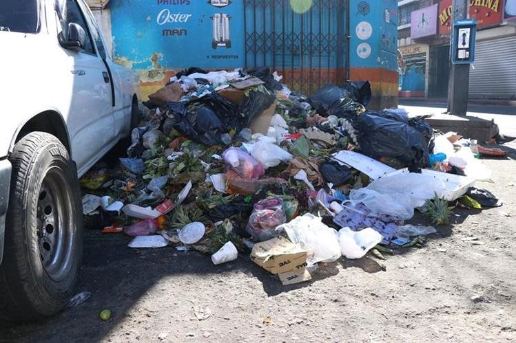 Basura acumulada en las cercan&iacute;as del mercado La Democracia, zona 3 de Xela. (Foto Prensa Libre: Mar&iacute;a Longo)