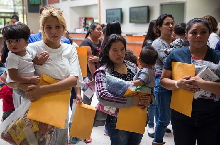 Un grupo de inmigrantes esperan para dirigirse a un centro de socorro en McAllen, Texas. (AFP).