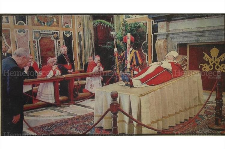El presidente de Italia, Carlo Azeglio Ciampi, se inclina frente al cadáver de Juan Pablo II. A la izquierda, varios  Obispos de Roma; imagen del 4/4/2005. (Foto: Hemeroteca PL)