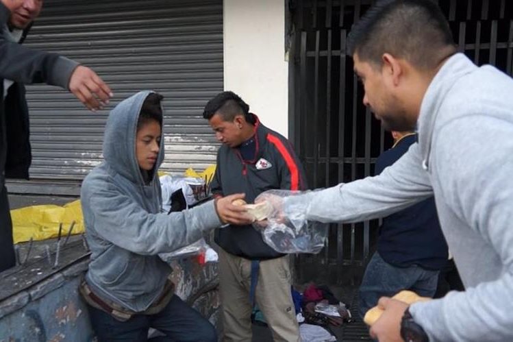 En una fría mañana, Moisés sació el hambre de decenas de personas.