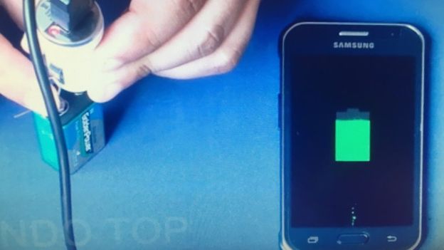 Celular cargándoseDerechos de autor de la imagenYOUTUBE/MUNDO TOP
Image caption
Cuando están pasando los electrones de un polo al otro, es el momento preciso para conectar el celular a través del USB. YOUTUBE/MUNDO TOP