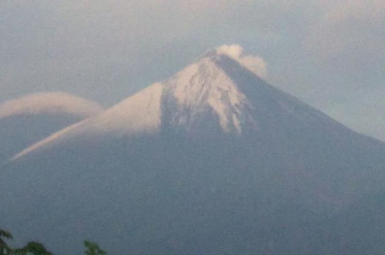 Las erupciones en el Volcán de Fuego, según el Insivumeh son moderadas y fuertes. (Foto Prensa Libre: Gustavo Chigna)