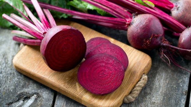 La betanina, de la remolacha, también puede usarse para darle color a los alimentos. El problema es que la tintura se degrada con la exposición a la luz. GETTY IMAGES