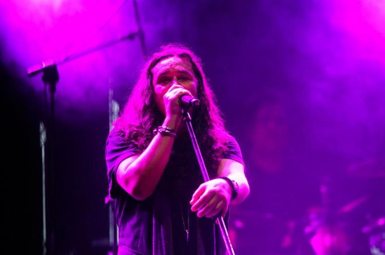 Ugo Rodríguez, vocalista de la banda mexicana Azul Violeta, participa en la canción "Vas a volver". (Foto Prensa Libre: Keneth Cruz)