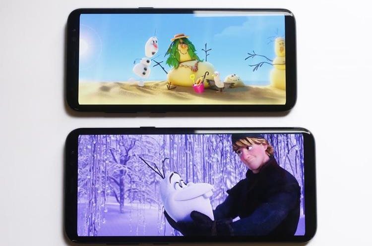 El Samsung Galaxy S8, arriba, y el S8 Plus durante exhibición el pasado lunes en Nueva York. (Foto Prensa Libre: AP / Mark Lennihan).