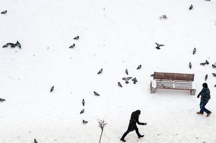 En estos días, la nieve cubrió calles a lo largo de Europa, como esta de Pristina, capital de Kosovo. AFP