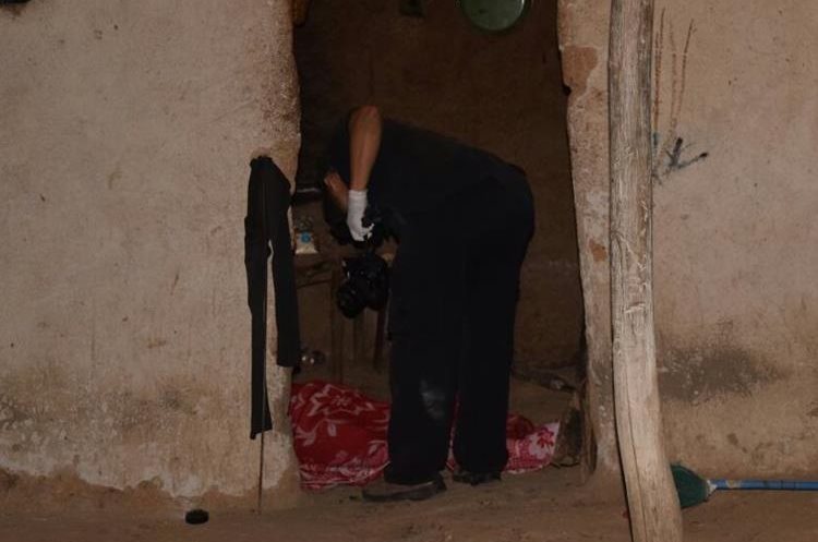 Un perito del MP resguarda el cadáver de Morales Molina. (Foto Prensa Libre: Mario Morales)