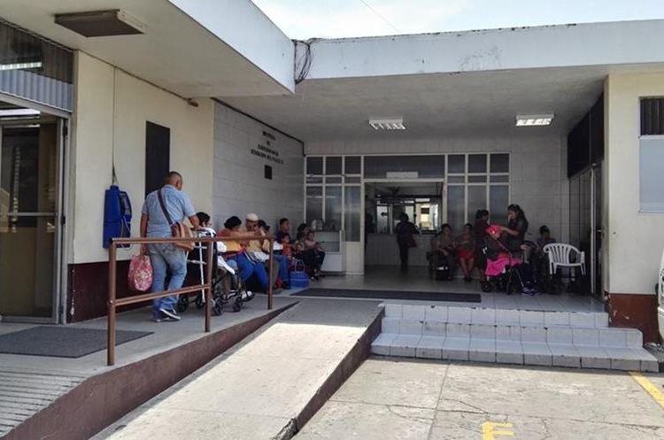 Personas reciben servicios en las clínicas del Instituto Nacional de Cancerología. (Foto Prensa Libre: Roni Pocón)