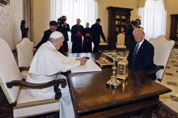 Trump y el Papa, trataron diversos temas, entre ellos el de los migrantes. (Foto Prensa Libre: AP)