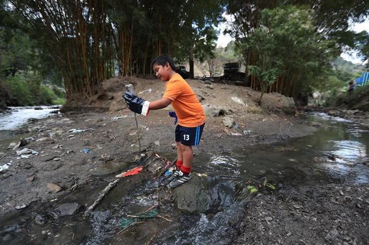 Isaías Álvarez, quien reside en la colonia Los Pinos, zona 17, se suma al esfuerzo de limpieza del río Aceituno. (Foto Prensa Libre: Carlos Hernández)