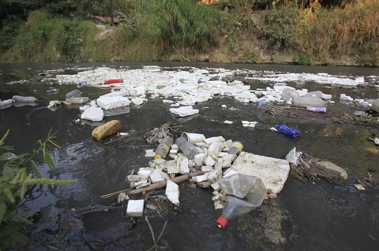 El río Villalobos, que desemboca en el Lago de Amatitlán, contiene cargas altas de metales pesados, que al consumirlos dañan la salud. (Foto Prensa Libre: Carlos Hernández Ovalle)