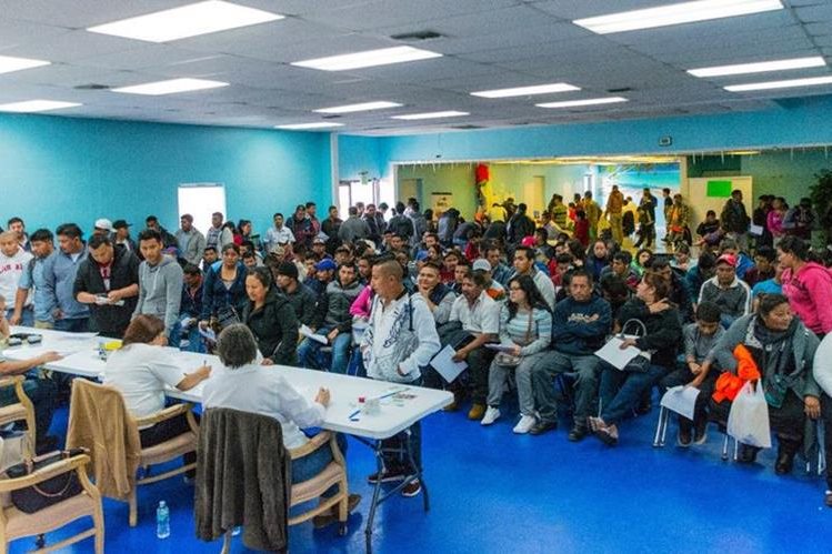 Migrantes guatemaltecos haciendo trámite de pasaporte en un consulado en EE. UU. (Foto Prensa Libre: Hemeroteca PL)