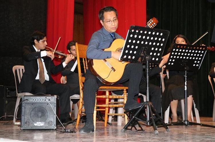Luis Juárez Quixtán es un destacado guitarrista que vive en Francia (Foto Prensa Libre: María José Longo).