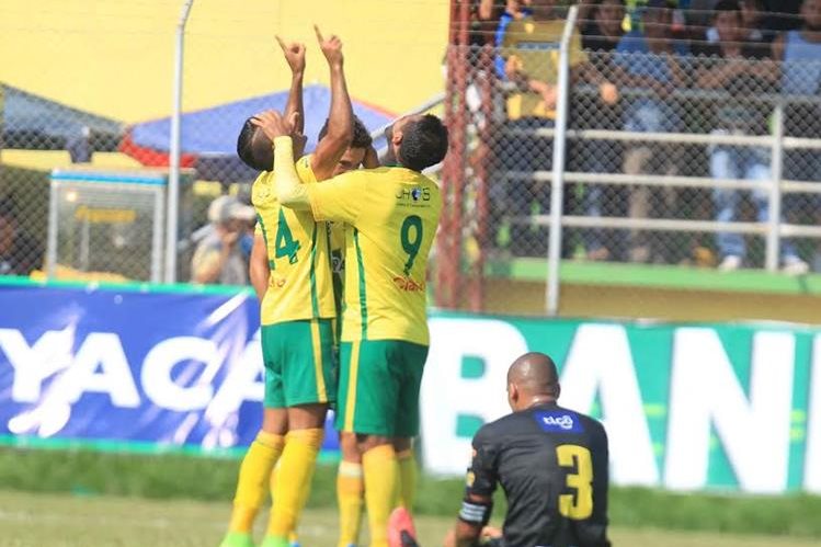 Los jugadores de Guastatoya festejan luego de una de las anotaciones. (Foto Prensa Libre: Carlos Vicente)