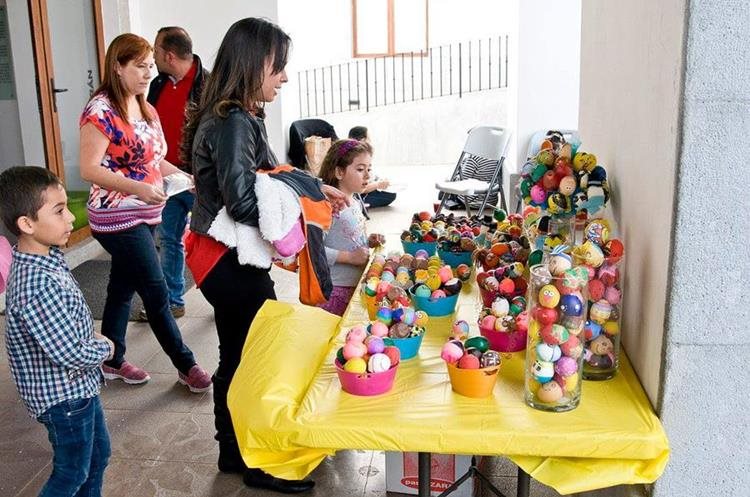 En varios lugares puede participar en Pintando Sonrisas en Cascarones. (Foto Prensa Libre: Cortesía)