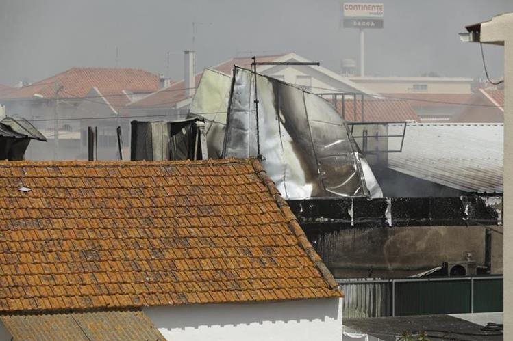 Avioneta cae sobre un súper y causa 5 muertos en Portugal