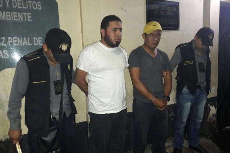 Capturados por contrabando. (Foto Prensa Libre: PNC)