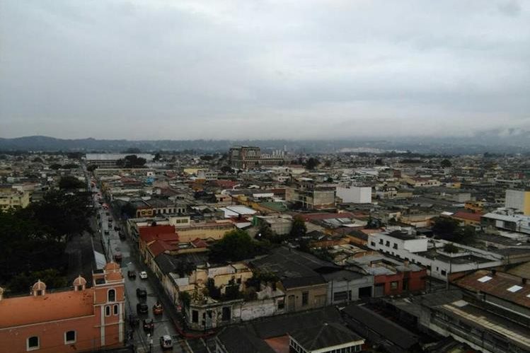 Ambiente lluvioso ha causado complicaciones de tránsito en la capital. (Foto Prensa Libre: Estuardo Paredes)