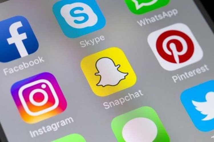 Las redes sociales también generan sentimientos positivos, como ayudar a crear una identidad propia y sentirse apoyado. (STOCKCAM)