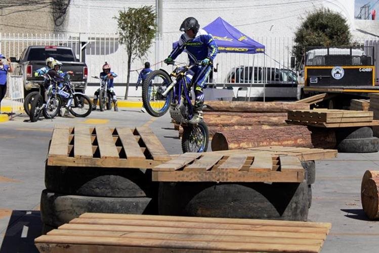 La exhibición de Moto Trial se llevó a cabo el sábado último, en un comercial ubicado en la zona 2 de Xela. (Foto Prensa Libre: María José Longo)