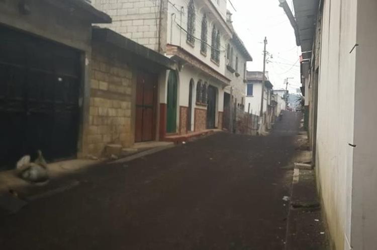 En Chimaltenango algunas calles han cambiado a color cafÃ© y negro por las capas de ceniza que ha caÃ­do. 