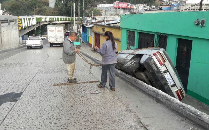 Vehículo encunetado cerca del puente El Caminero. (Foto Prensa Libre: Emixtra)
