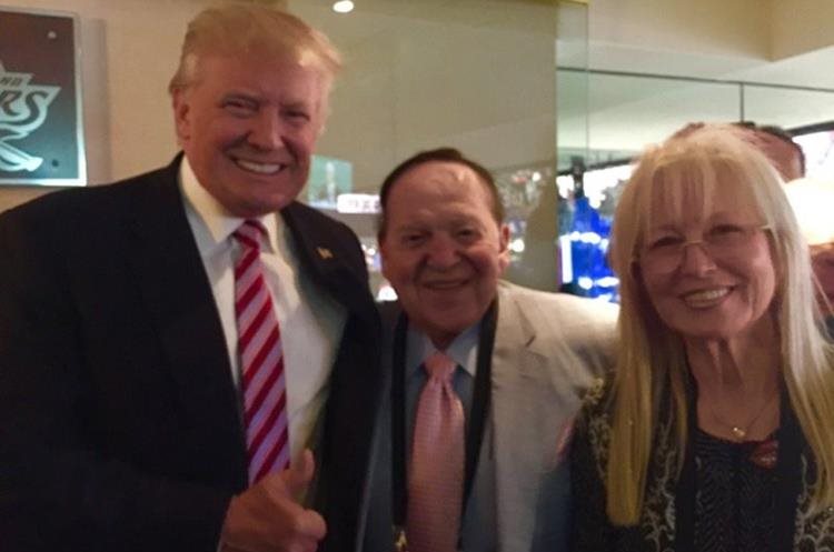 El presidente Donald Trump junto al empresario Sheldon Adelson y su esposa Miriam, en Las Vegas. (Foto Prensa Libre: Mondoweiss/Andy Aboud).