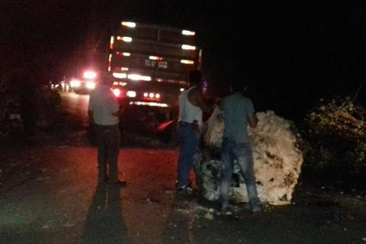 Derrumbe en el kilómetro 368 de la ruta a Petén dificulta el paso de San Luis a Río Dulce, Izabal. (Foto Prensa Libre: Conred)