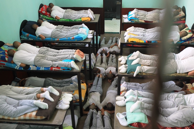 UN grupo está en un espacio más pequeño, con  ventilación y luz natural. Si bien hay literas,  no alcanzan y algunos duermen en el piso. (Foto Prensa Libre: Estuardo Paredes)