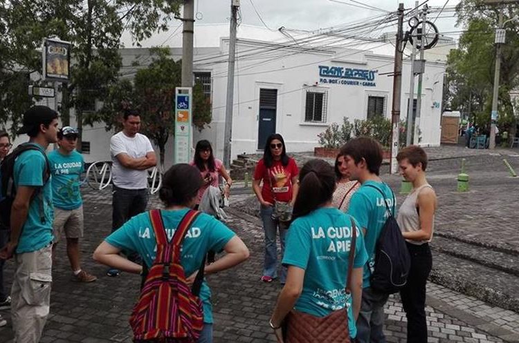 Los grupos se reúnen en 4 grados norte, zona 4, previo a iniciar los recorridos (Foto Prensa Libre: La ciudad a pie).