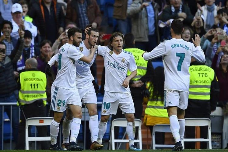 Los jugadores del Real Madrid festejan la anotación de Gareth Bale en la goleada al Deportivo. (Foto Prensa Libre: AFP)