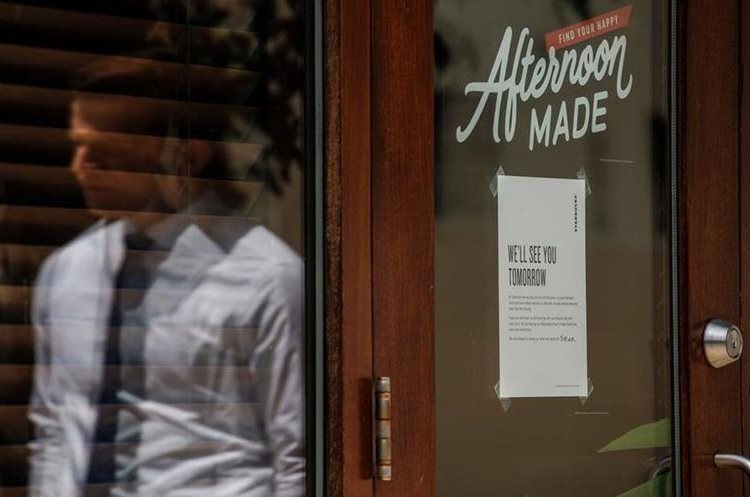 Una nota de "tienda cerrada" aparece en un comercio de Starbucks en Filadelfia, Pensilvania.(AFP).