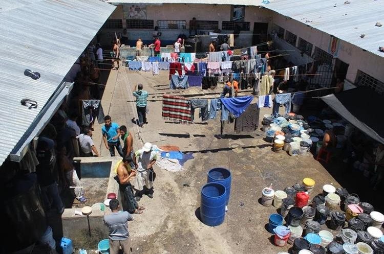 Todas las cárceles a escala nacional registran sobrepoblación y están deterioradas. Además, no cumplen con medidas de seguridad. (Foto Prensa Libre: Hemeroteca PL)