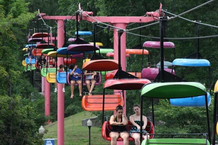 Niña queda colgando de juego mecánico en Six Flags