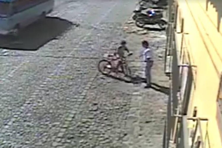 Momento en el que un niño es engañado por un sujeto que le roba su mochila y una bicicleta, en Antigua Guatemala. (Foto Prensa Libre: Tomada de Facebook)