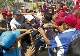 Simpatizantes del gobierno de Venezuela se enfrentan contra manifestantes que exigen el revocatorio de Nicolás Maduro en Isla Margarita. (Foto Prensa Libre: AFP).
