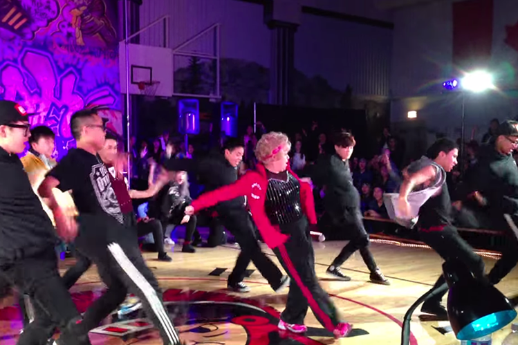Shirley Clements, al centro con suéter fucsia, espera seguir bailando junto a sus estudiantes por muchos años más. Actualmente tiene 62 años. (Foto Prensa Libre: KISS 92.5)